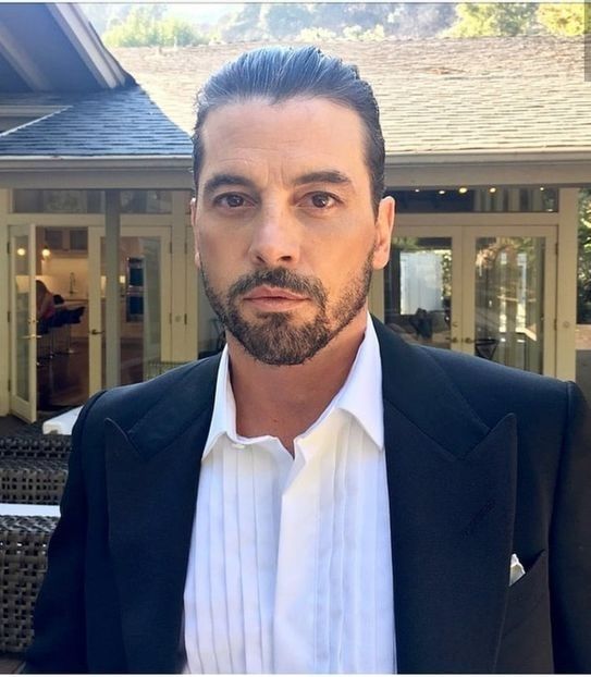 ▬ Isi duce mana peste masa si ii ridica privirea. ❝Nu dormim aici, asa ca nu mai lasa capul.❞=)))))) - SO2xE01 Whats with ur behaviour