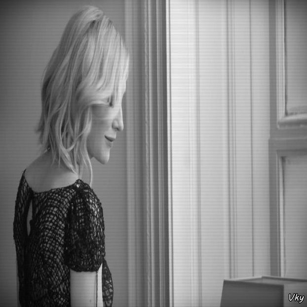 ▬ Isi musca buza si g;me scurt si infundat, apoi isi misca degetele rapid in zona unde le-a plasat. - SO2xE01 Whats with ur behaviour