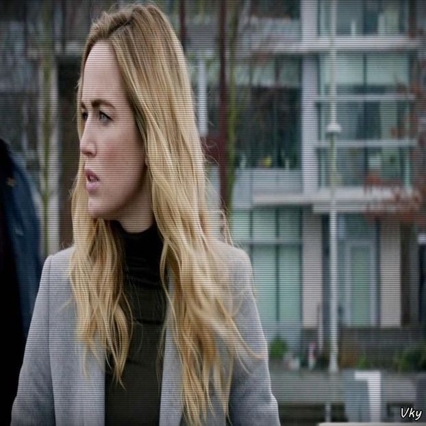 ▬ ❝Putin, da.❞ Surade si se urca in bratele lui, apoi il saruta.=))))))) - SO2xE01 Whats with ur behaviour