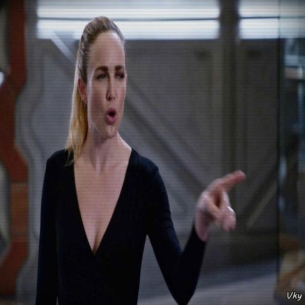 ▬ ❝Daca imi ramane semn, te bat pana imi trece.❞ Se uita la el si rade =)))))) - SO2xE01 Whats with ur behaviour
