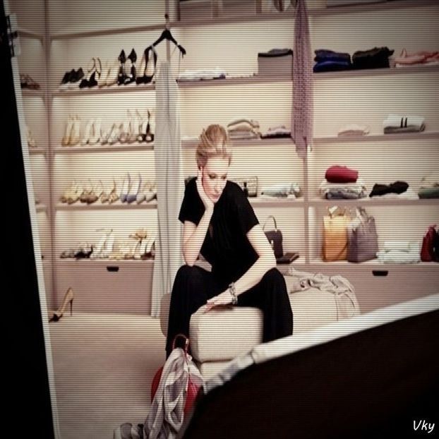 ▬ Se prinde cu cealalta mana de spatarul scaunului si g;;;me lung, isi mai da drumul inca odata dupa - SO2xE01 Whats with ur behaviour