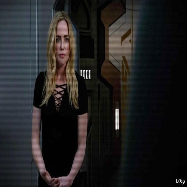 ▬ ❝Ok...❞ Merge la frigider si scoate de acolo o sticla cu apa pe care o desface si bea din ea.=)))) - SO2xE01 Whats with ur behaviour