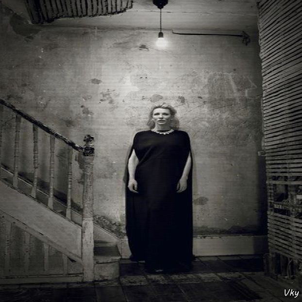 ▬ Nu mai zice nimic, doar se uita pe geam si isi incuciseaza mainile la piept. =))))))) - SO2xE01 Whats with ur behaviour