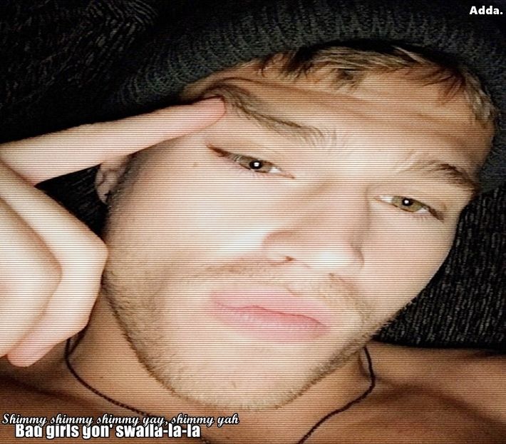 》Stau cu Ryan... Cred că îi plac blondele, deci dap, să văd...*scoate limba la ea* =)))))))) - SO2xE01 Whats with ur behaviour