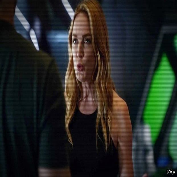 ▬ Se aseaza langa el la umbra si se uita in jur. ❝Liniste si pace.❞=))))) - SO2xE02 Make my world light up