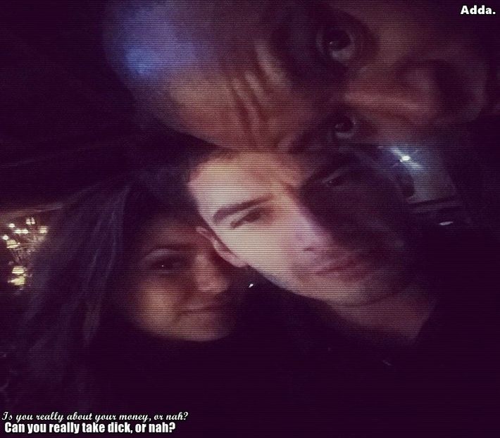 》*Se așează lângă el când vede că-i face loc, ridică o sprânceană* Tot restul campusului - SO2xE02 Make my world light up