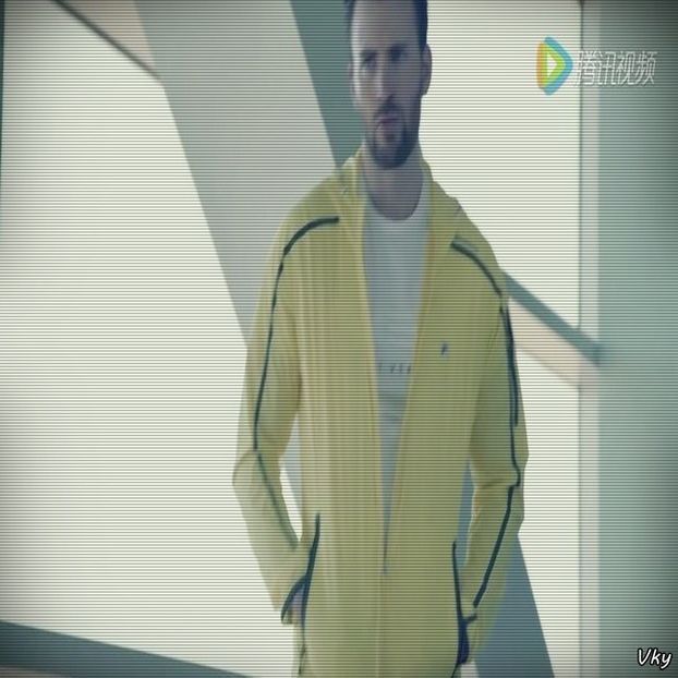 ▬ Se uita la telefon si face o fata de prost cand citeste de dulap, apoi se intoarce spre - SO2xE02 Make my world light up