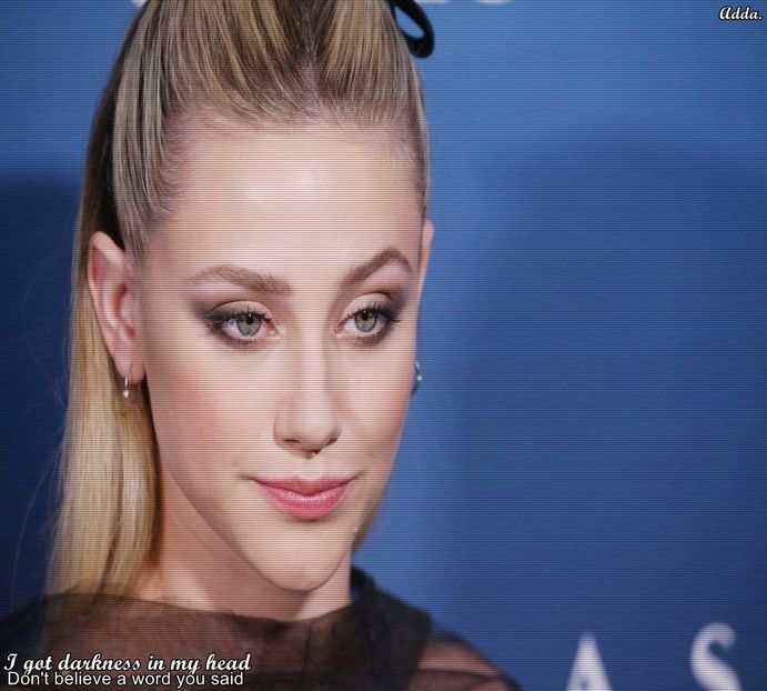 》*își face loc împingându-l cu qwrul* Gata, acum eu stau la fel de bine ca și tine, nu mă - SO2xE02 Make my world light up