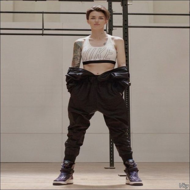 ▬ Se intoarce in campus cu tigara verde aprinsa si castile in urechi, putin in - SO2xE02 Make my world light up