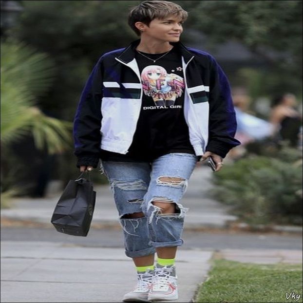 ▬ O vede pe Dianna cum face cu mana si se uita in spate crezand ca saluta pe altcineva, apoi - SO2xE02 Make my world light up