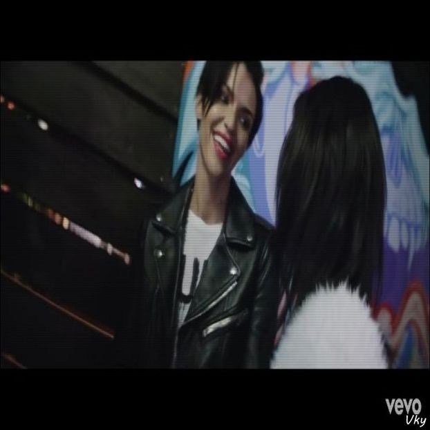 ▬ Continua sa strige ca sa o auda. ❝M-am intors in campus sa invat. Tu?❞=)))))))) - SO2xE02 Make my world light up