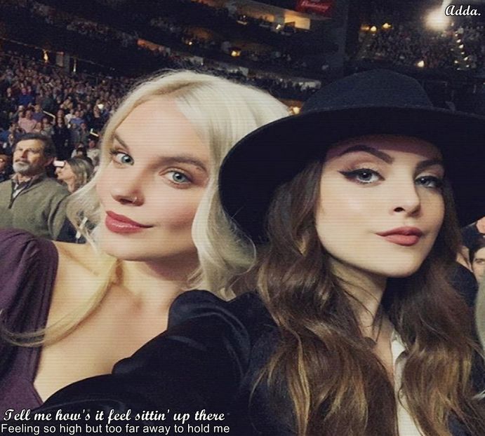 》Lasă, abia ai mai mulți de unde să alegi, nerds are good I think... =))))))))))) You know - SO2xE02 Make my world light up