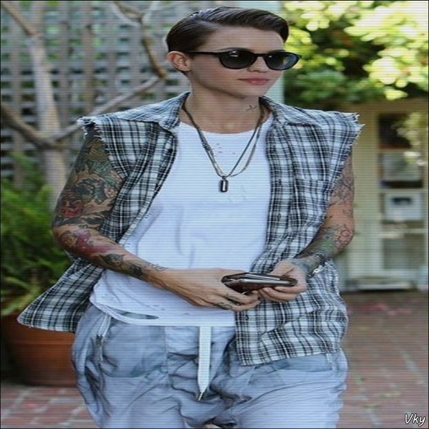 ▬ ❝Nu ai avut inca tangente cu ea, o sa iti schimbi parerea.❞#c × Se uita la ea de la - SO2xE02 Make my world light up