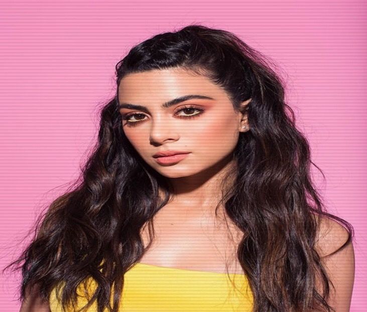 ☾ Privește puțin spre mulțimea ce încă aștepta la imensa coadă, apoi decide să pornească + - All of these games all of our ways