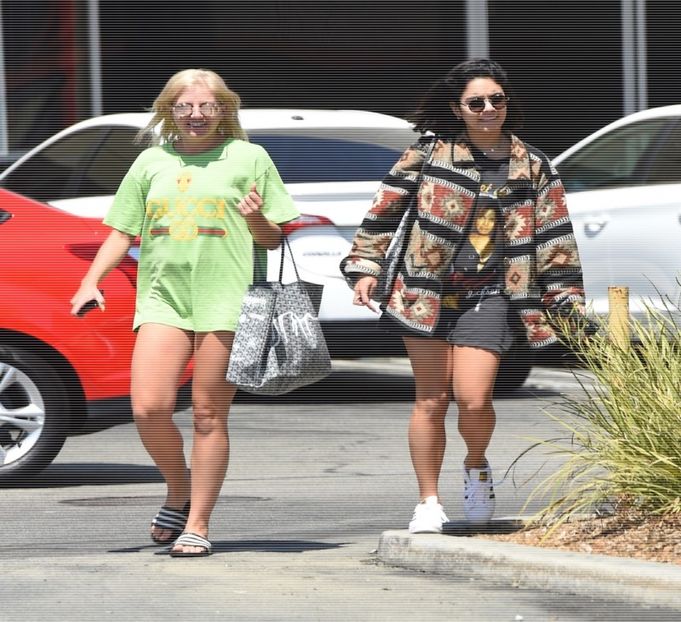 ×✎･e҉f҉f҉u҉l҉g҉e҉n҉t҉ ♦ ҉d҉r҉e҉a҉m҉s҉ ✖™ Se simțea ușor debusolată, deoarece acum când conversația - All of these games all of our ways