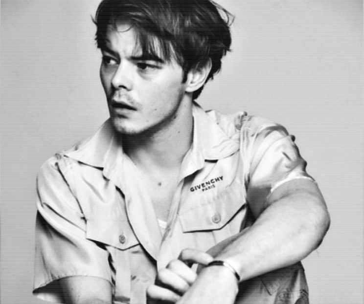 ▫̈́□̷̣　̾‹ℛam̈èn̈e⁕̷ɐʇ⑂ǝsᵎɐɹɟ› ;. Strâmbă din nas şi-i examinează pe cei doi din cap până-n - All of these games all of our ways