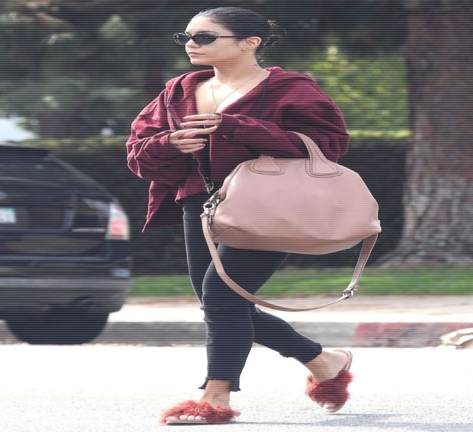 ×✎･e҉f҉f҉u҉l҉g҉e҉n҉t҉ ♦ ҉d҉r҉e҉a҉m҉s҉ ✖™ întocmai vorbelor lui. Astfel că apucă cu precizie mânerul  - All of these games all of our ways