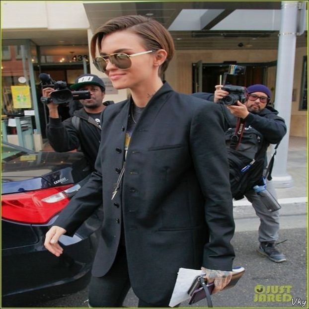 ▬ Merge pe hol si trece pe langa birou la ma-sa, vede usa deschisa si pe - SO2xE03 Have you got no shame