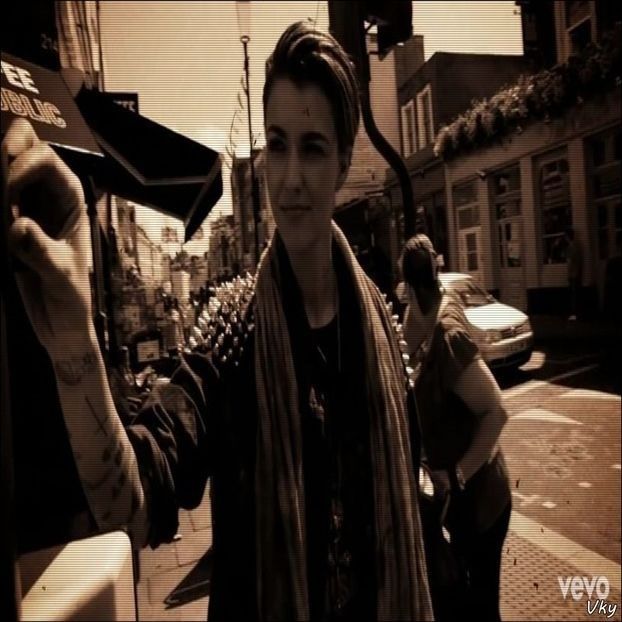 ▬ ❝Te iubesc deja, inainte sa spui asta. Dar cred ca o sa ajung pe la Sarah.❞ Si asta - SO2xE03 Have you got no shame