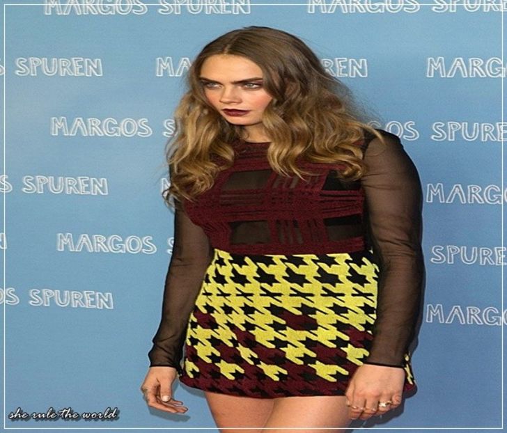 alege praful de el. A preferat vreo câteva zile să-și vadă de treabă, să stea cât mai ascunsă și - All of these games all of our ways