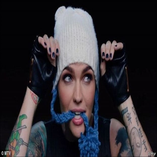 ▬ ❝Stiu ca ma-ta asa e, dar tu esti o pr;;oasta iubibila.❞ Ii mai da una usor peste umar, si rade - SO2xE04 Im in my best condition