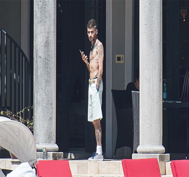 — din buzunarele pantalonilor iar după ce coatele şi le rezemă de tejgheaua barului, spre - All of these games all of our ways