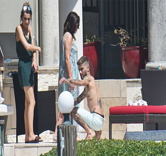 — secunde, murmură: “Ah, drăcia naibii, ce-s mă astea?!” având să-şi aducă sprâncenele - All of these games all of our ways