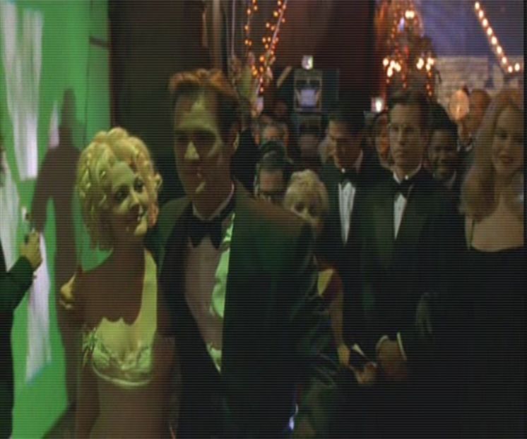 ━  dată sună alarma, asta însemnând că fumul a fost sesizat de aceasta. Şeful de sală păleşte şi - All of these games all of our ways