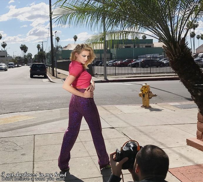 》*îi aruncă și lui cole o pietricică-n moacă dacă tot se holba la ea și râde apoi, țipă și - SO2xE04 Im in my best condition