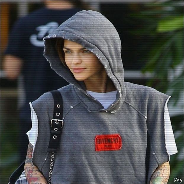 ▬ ❝E in rucsac al meu, o sa il desfac mai tarziu.❞ O strage in brate si o pupa pe frunte - SO2xE05 Some ll say its a reverse