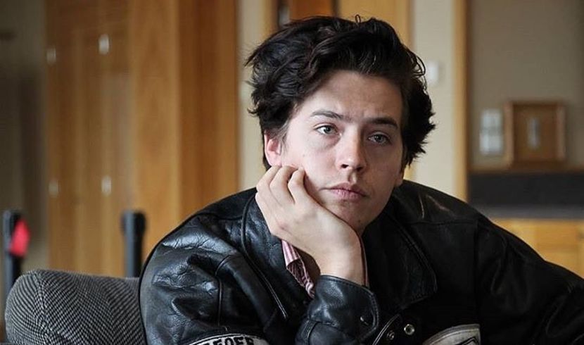 ⤑ᵖᶤᶰᵏĿЄ♏ØИÂÐЄ ┊# rupe o floare de pe jos si merge langa ea( - SO2xE05 Some ll say its a reverse