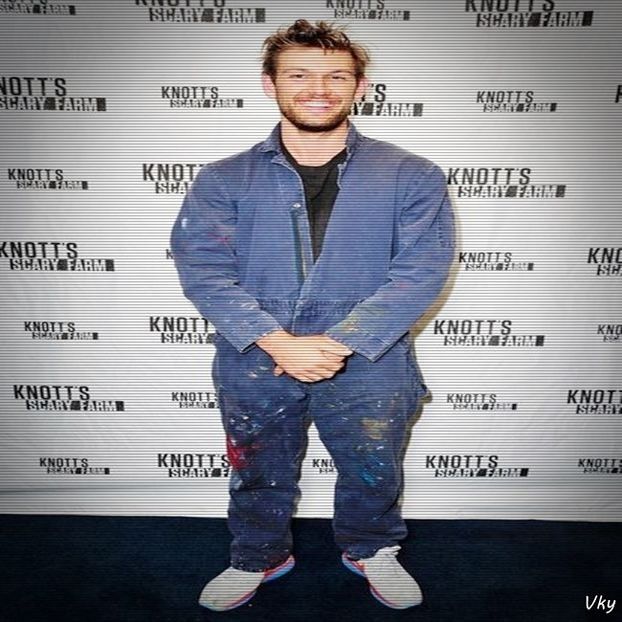 ▬ Se uita la Dianna si piti ale ei, apoi isi continua drumul prin campus. =)))) - SO2xE05 Some ll say its a reverse