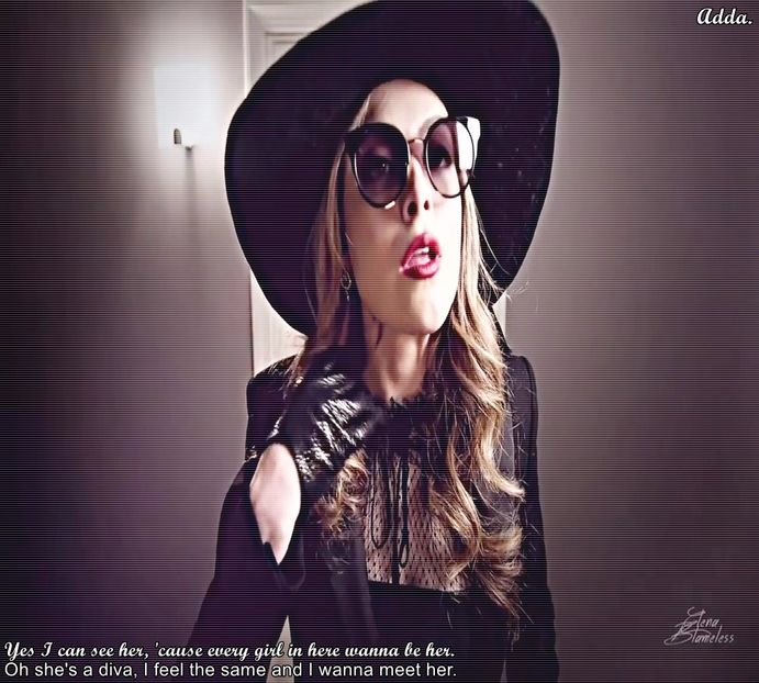 》*intră îmbrăcată într-o rochie roșie și masca neagră cu pene roșii. Avea părul legat - SO2xE05 Some ll say its a reverse