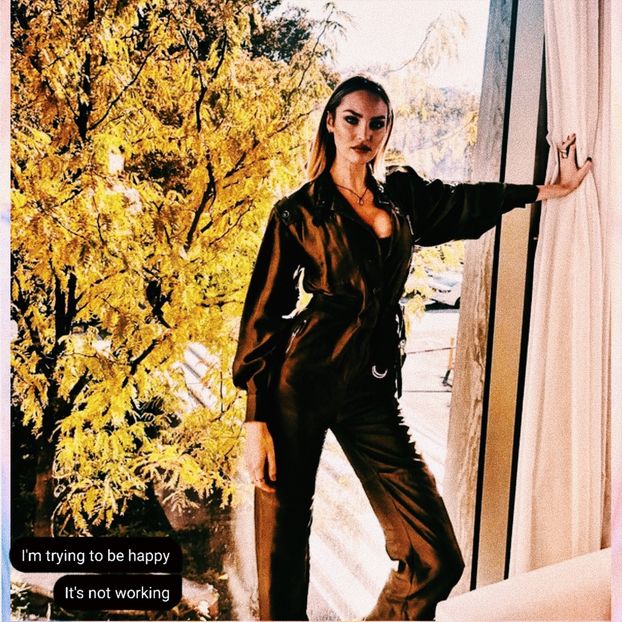 ☇. Stai, înainte trebuie să ne deghizăm. *îi cufulește părul și scapă rapid de vesta pe + - SO2xE05 Some ll say its a reverse