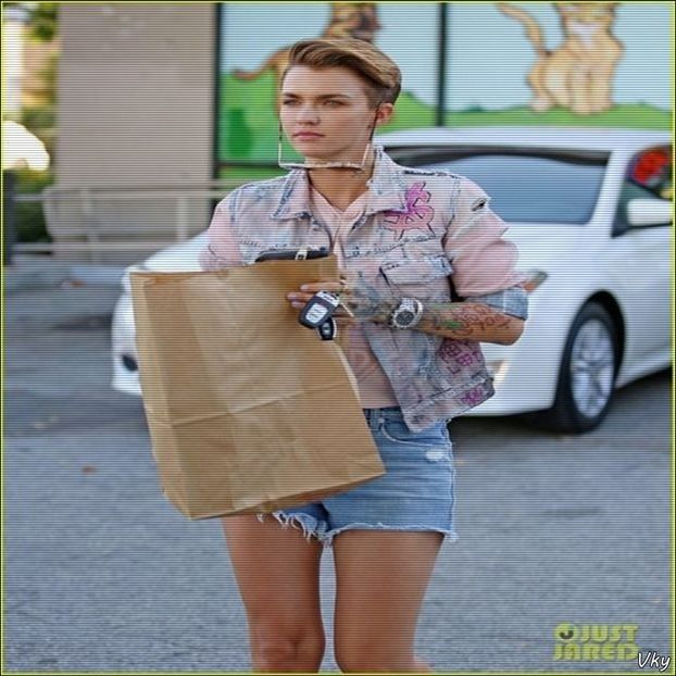 ▬ ❝Sa te trezesti din ce? Totul e bine sau iti e rau?❞ Se uita la ea si zambeste - SO2xE05 Some ll say its a reverse