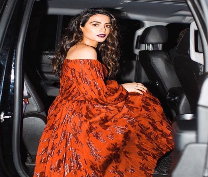 ☾ După ce s-a parfumat și aruncă o ultimă privire în oglindă, pornește entuziasmată spre+ - All of these games all of our ways