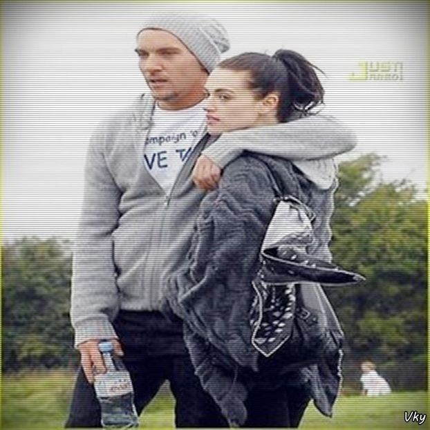 ▬ O ignora pe Candy si se uita la Kris. ❝Deschide portbagajul, mergem la spital.❞ Se ridica ea pana - SO2xE06 Welcome to the jungle