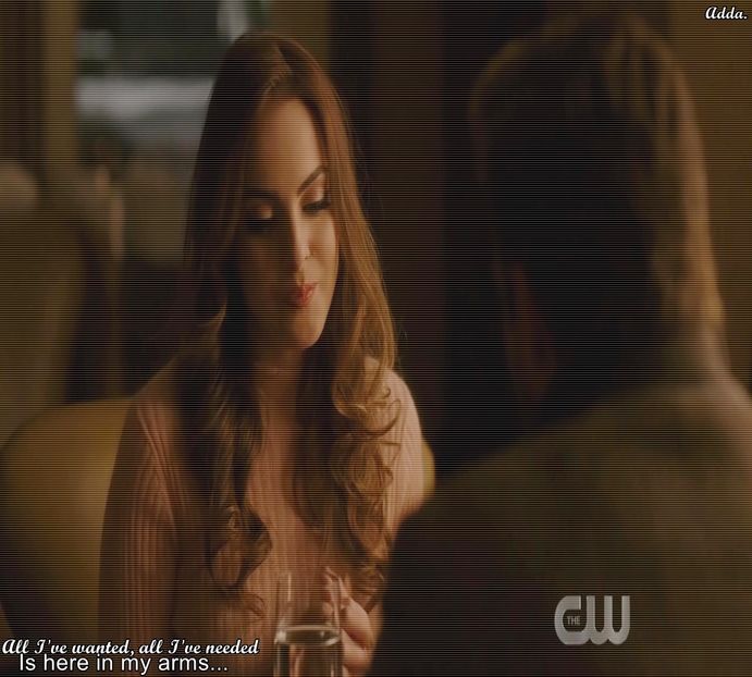 》și se lasă ușor pe vine în fața lui, îl mângâie pe obraz încă cu ochii înlăcrimați și obrajii - SO2xE06 Welcome to the jungle