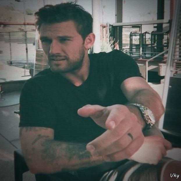 ▬ Iese din universitate dupa un curs lung si linistit cu Cate si merge spre o banca. - SO2xE06 Welcome to the jungle