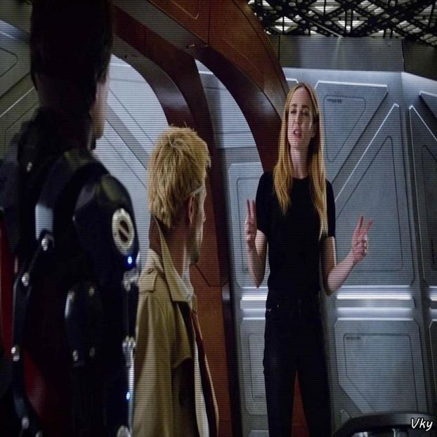 ▬ ❝Nu ne lasa singure ca il bat pana invie si nu vrea sa fie batut de o femeie sigur.❞ Se uita la An - SO2xE06 Welcome to the jungle