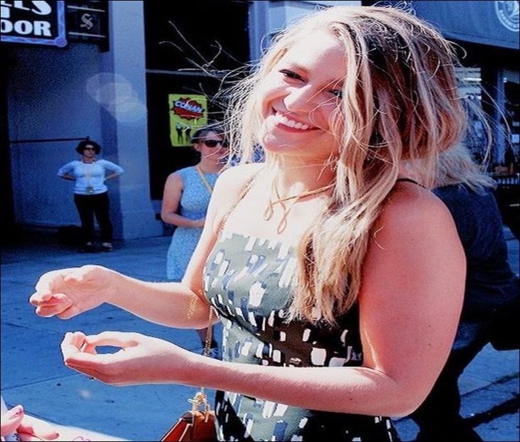 ⤑ᵖᶤᶰᵏĿЄ♏ØИÂÐЄ ┊hmmm..ma mai gandesc=))# da din gene razand si ii raspunde la sarut; - SO2xE06 Welcome to the jungle