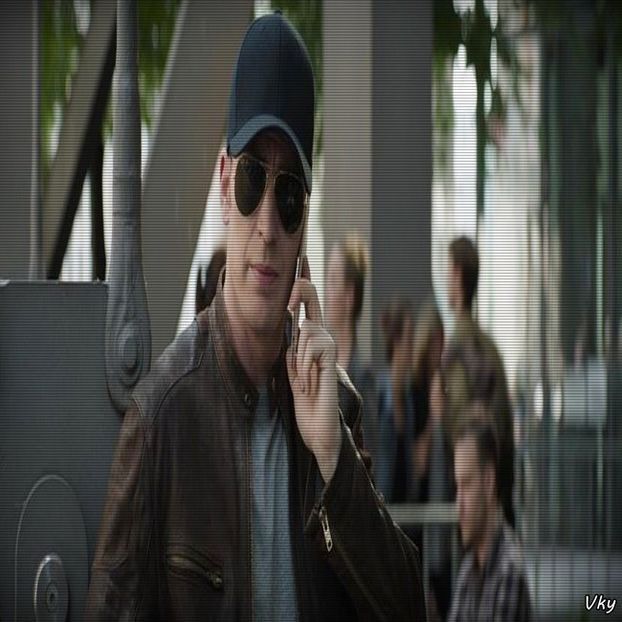 ▬ Iese din camin cu telefonul la ureche, vorbea cu ma-sa dupa atata timp si o asigura ca e bine.=))) - SO2xE06 Welcome to the jungle