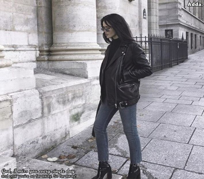 》*intră în campus și-și pune ochelarii la ochi. Își trage jacheta mai sus ca să n-o vadă Nate, - SO2xE06 Welcome to the jungle