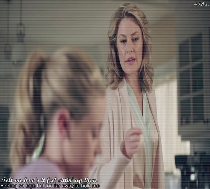 》*își pune centura și se uită la ea când se urcă în mașină* Mda, să știi că mi-au dat și acasă - SO2xE06 Welcome to the jungle