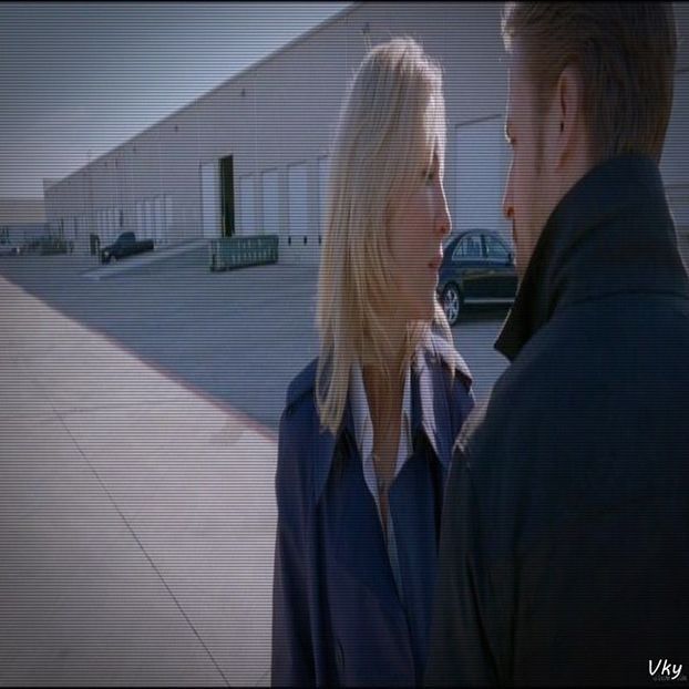 ▬ ❝Bine zis, sa nu vorbim despre asta.❞ Cum intra in casa si ajunge in living o pune sa se aseze pe - SO2xE06 Welcome to the jungle