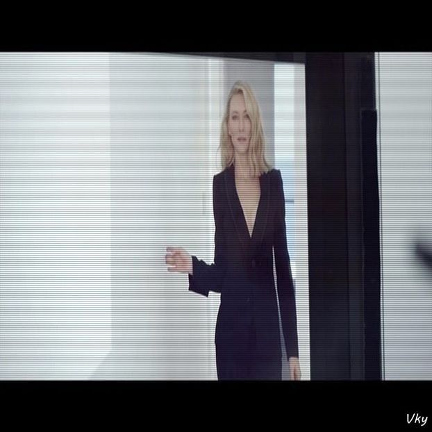 ▬ Vine cu supa ei si salata, se opreste cateva secunde cand o vede ca plange dupa care merge si - SO2xE06 Welcome to the jungle