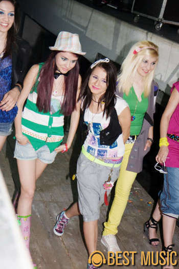 DBHUXUIYKCUVFJZVIIC - Videoclipuri