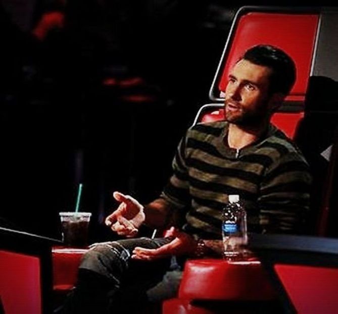 ▬ Rade ca pro;;stul de cei doi si isi duce mana la gura cand vede ca atrage atentia. ❝Scuze.❞=)))) - SO2xE08 So would u be my baby