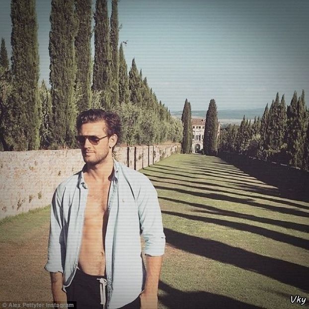 ▬ Fuge de nebun din universitate si se prinde de un pom dupa un curs la care nu vroia sa fie.=))) - SO2xE08 So would u be my baby