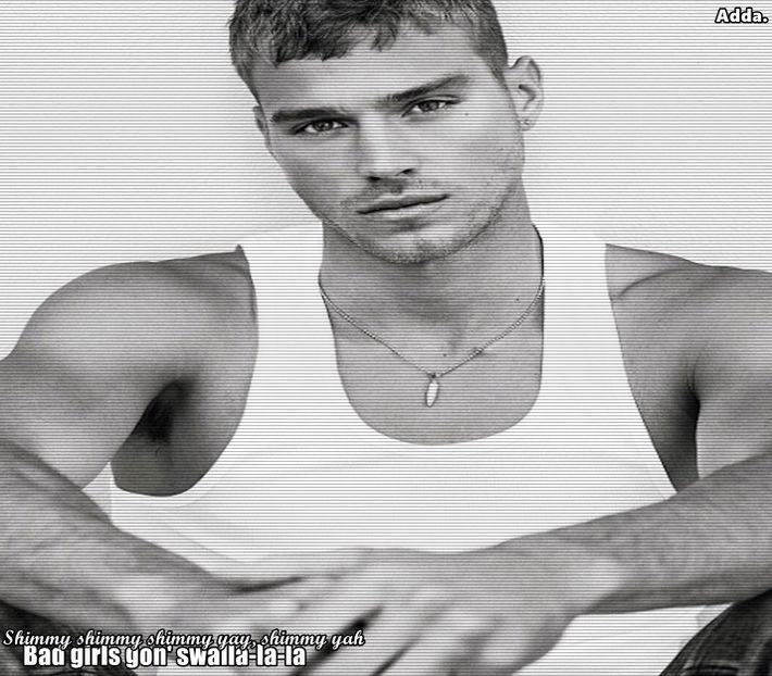 》*ajunge în dreptul lui Grant, ținându-și într-o mână casca de la motocicletă și în cealaltă - SO2xE08 So would u be my baby